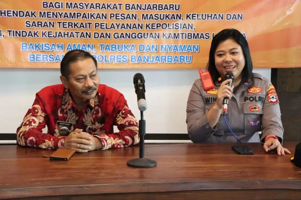 Tabur Kebaikan Di Bulan Suci Ramadhan, Polres Banjarbaru Berikan Paket Sembako Dalam Kegiatan Jum’at Curhat