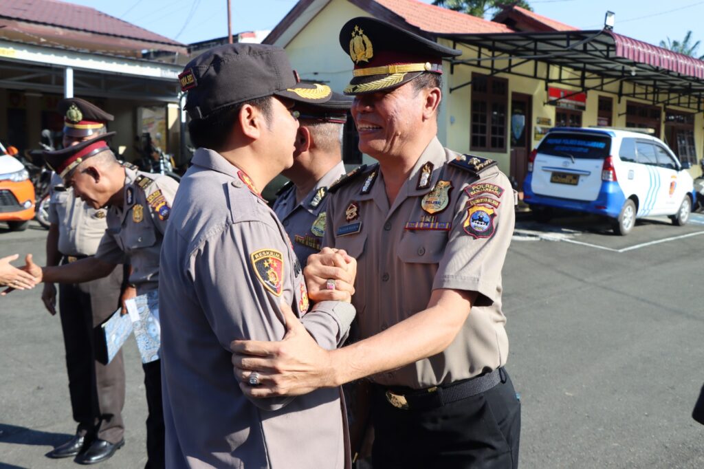 Lepas 6 Personelnya Yang Purna Tugas, Polres Banjarbaru Gelar Upacara Tradisi