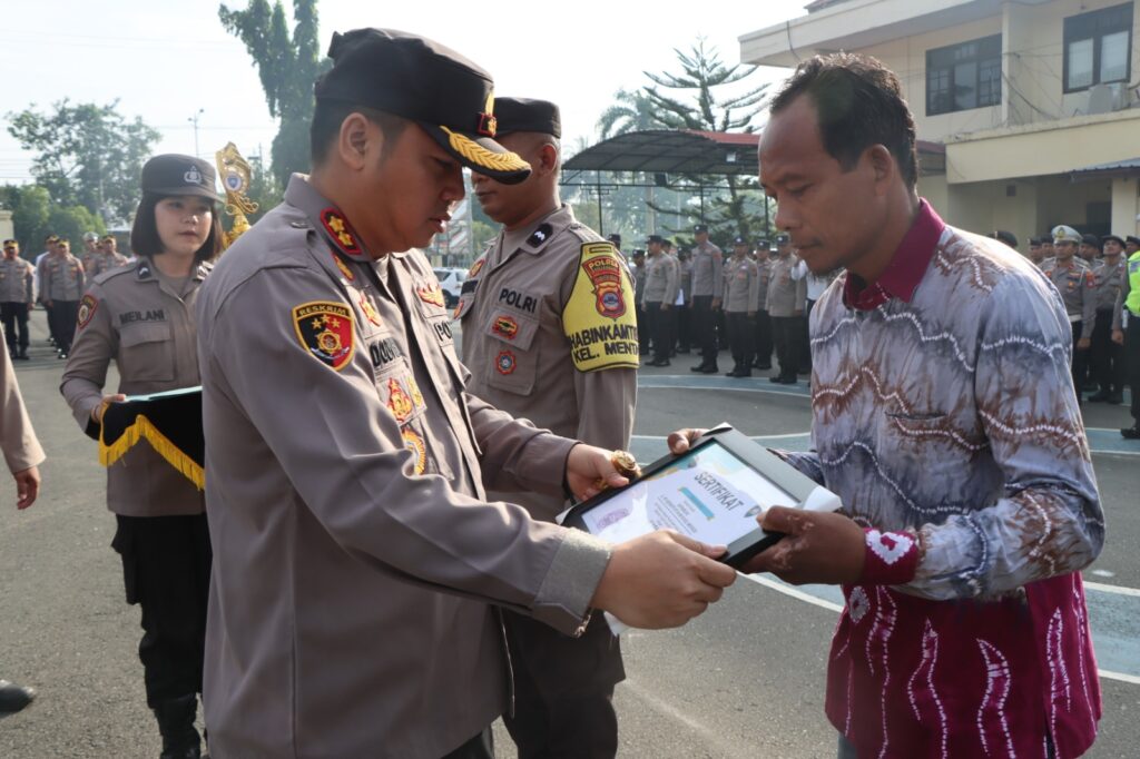 Selamat! Kelurahan Mentaos Sukses Sabet Juara Satu Dalam Perlombaan Satkamling Polres Banjarbaru