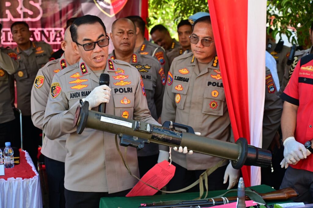 Kapolda Kalsel Pimpin Konferensi Pers Pengungkapan Kasus Senpi Ilegal Di Banjarbaru