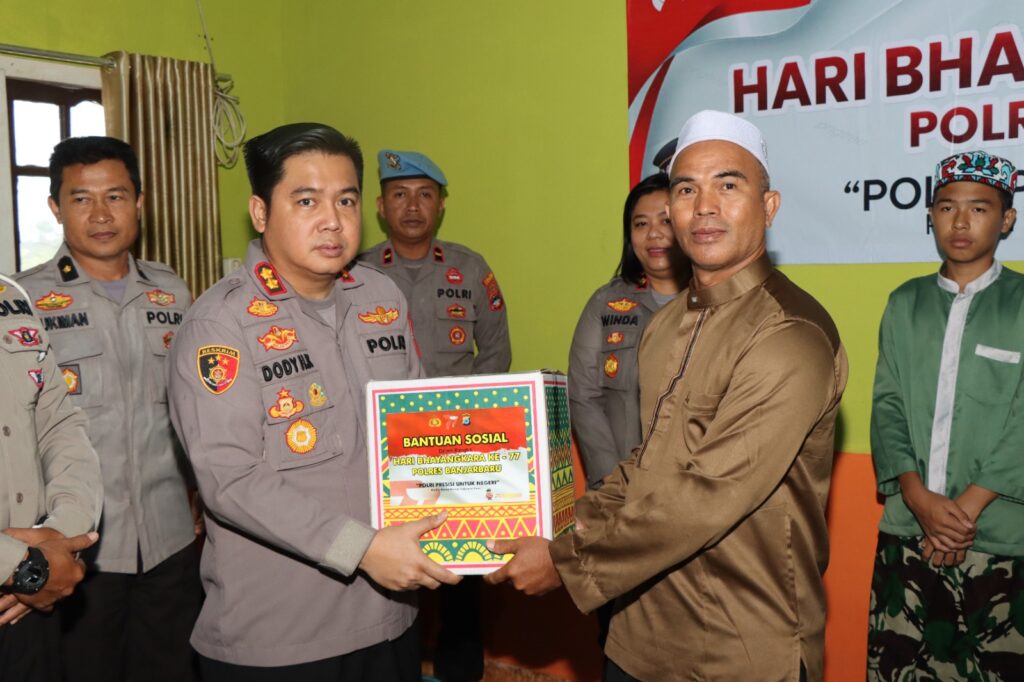 Jelang Hari Bhayangkara Ke-77, Polres Banjarbaru Laksanakan Baksos Dan Bansos Di Beberapa Lokasi