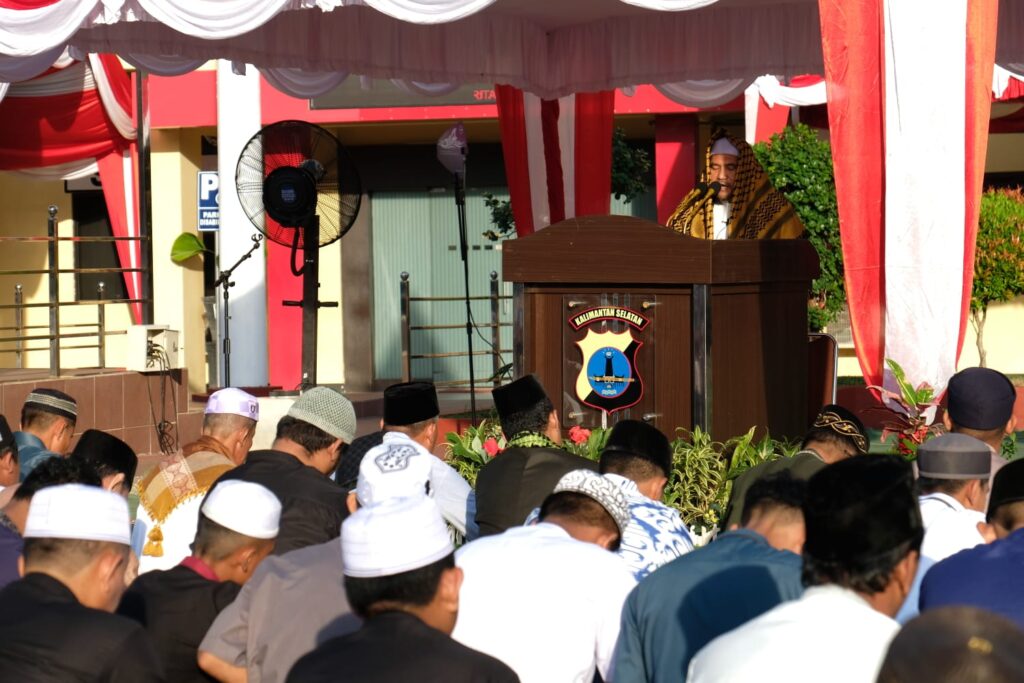 Kapolda Kalsel dan Masyarakat Shalat Idul Adha di Lapangan Mako Polda Kalsel Banjarmasin