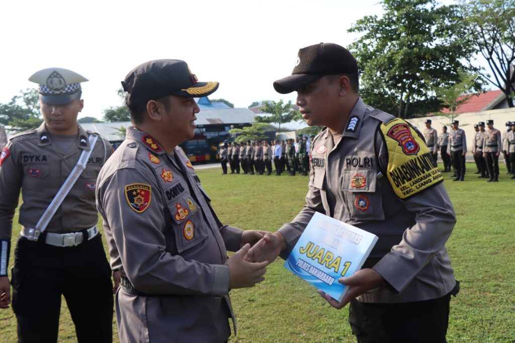 Berprestasi, Bripka Heru Mujahidin Mendapat Tiket Umroh Gratis Dari Kapolres Banjarbaru