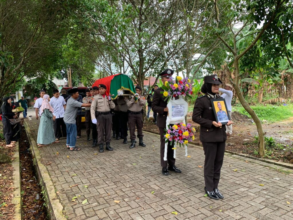 Penghormatan Terakhir, Tembakan Salvo Iringi Pemakaman Salah Satu Bhayangkara Terbaik Polres Banjarbaru