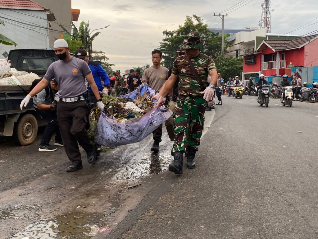 Cinta Kebersihan, Polda Kalsel Lakukan Aksi Bersih-bersih Lingkungan