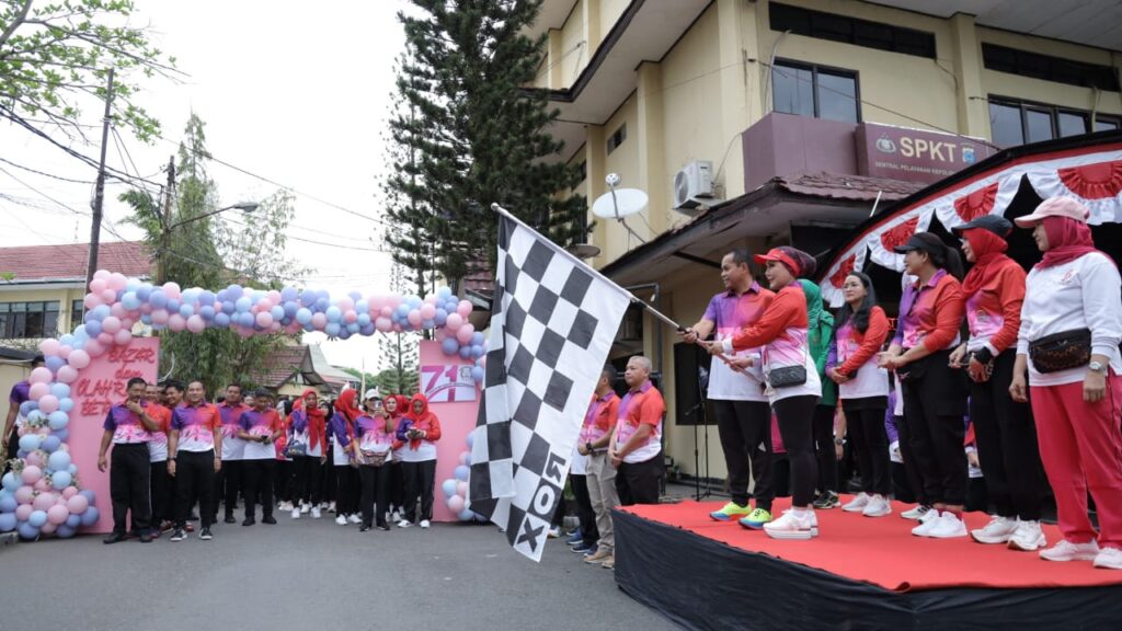 Peringati HKGB Ke-71, Bhayangkari Kalsel Gelar Olahraga Bersama dan Bazar UMKM