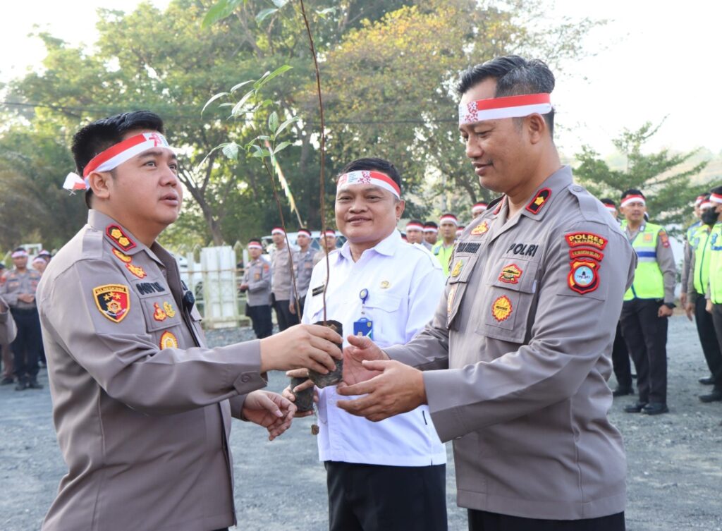 Lestarikan Lingkungan Hijau, Polres Banjarbaru Gelar Aksi Penanaman Pohon Serentak