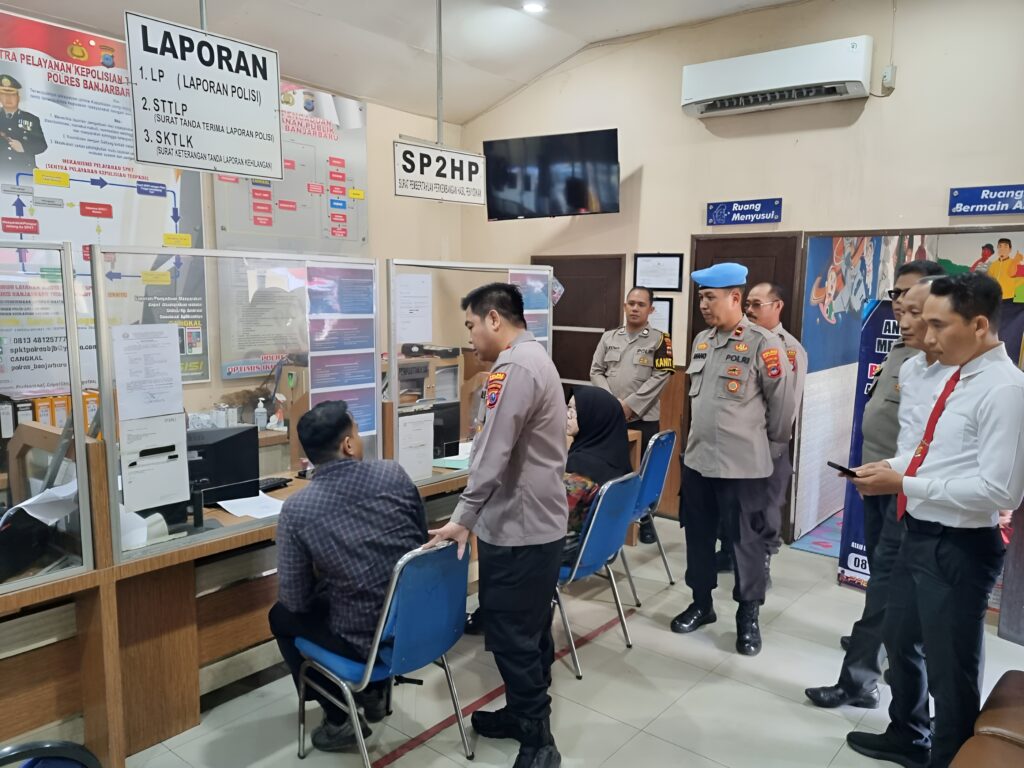Kapolres Banjarbaru Awasi Langsung Pelayanan Publik di Polres Banjarbaru