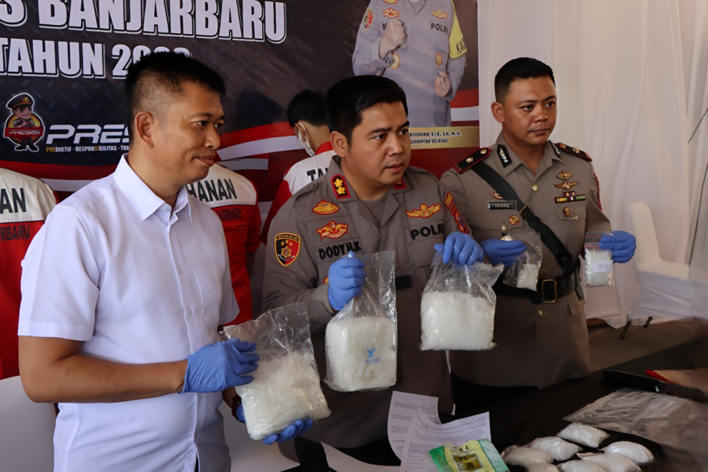 Gelar Konferensi Pers, Polres Banjarbaru Berhasil Ringkus 3 Tersangka Dan Sita Kiloan Sabu