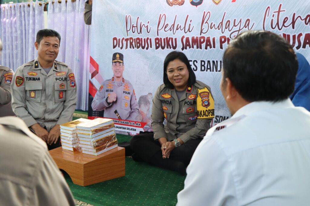 “Polri Peduli Budaya Literasi”, Polres Banjarbaru Berikan Kontribusi Positif Lewat Bakti Sosial Pembagian Al Qur’an