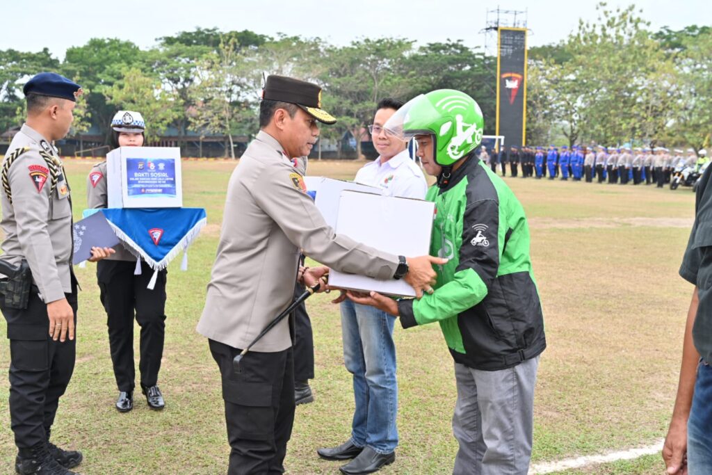 Kapolda Kalsel Lepas 10.000 Bantuan Sosial untuk Warga Kurang Mampu