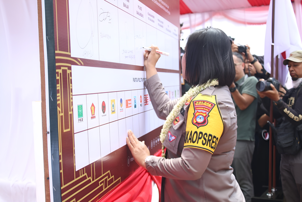 Serah Terima Kirab Pemilu Tahun 2024, Ini Harapan Wakapolres Jelang Pesta Demokrasi Akbar Di Banjarbaru