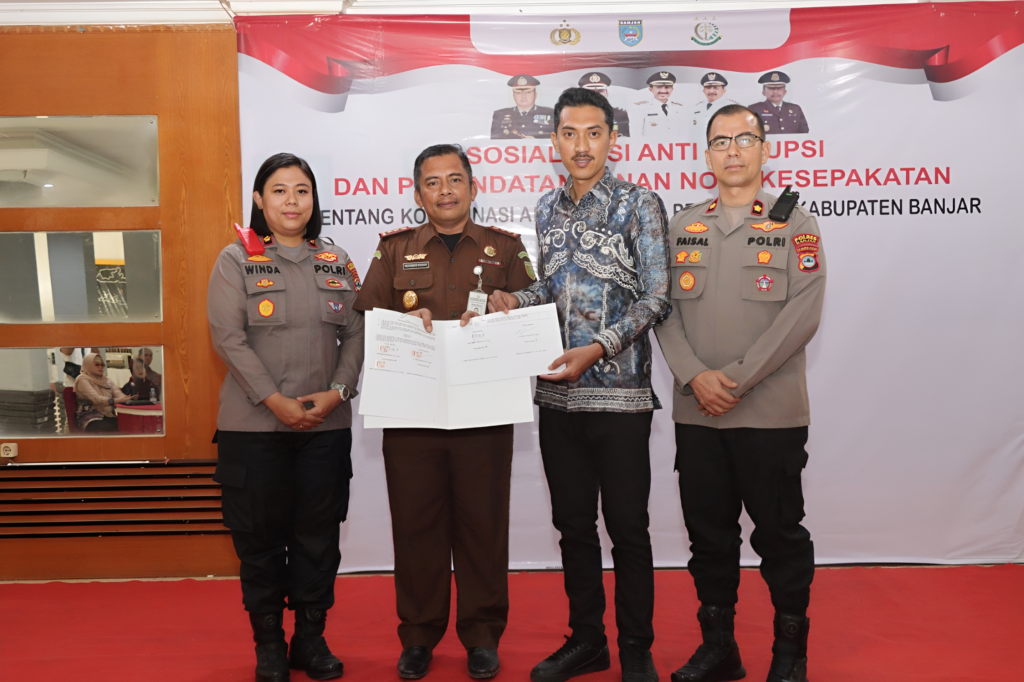 Wakapolres Banjarbaru Hadiri Penandatanganan MOU Antara APIP Kabupaten Banjar Dengan APH