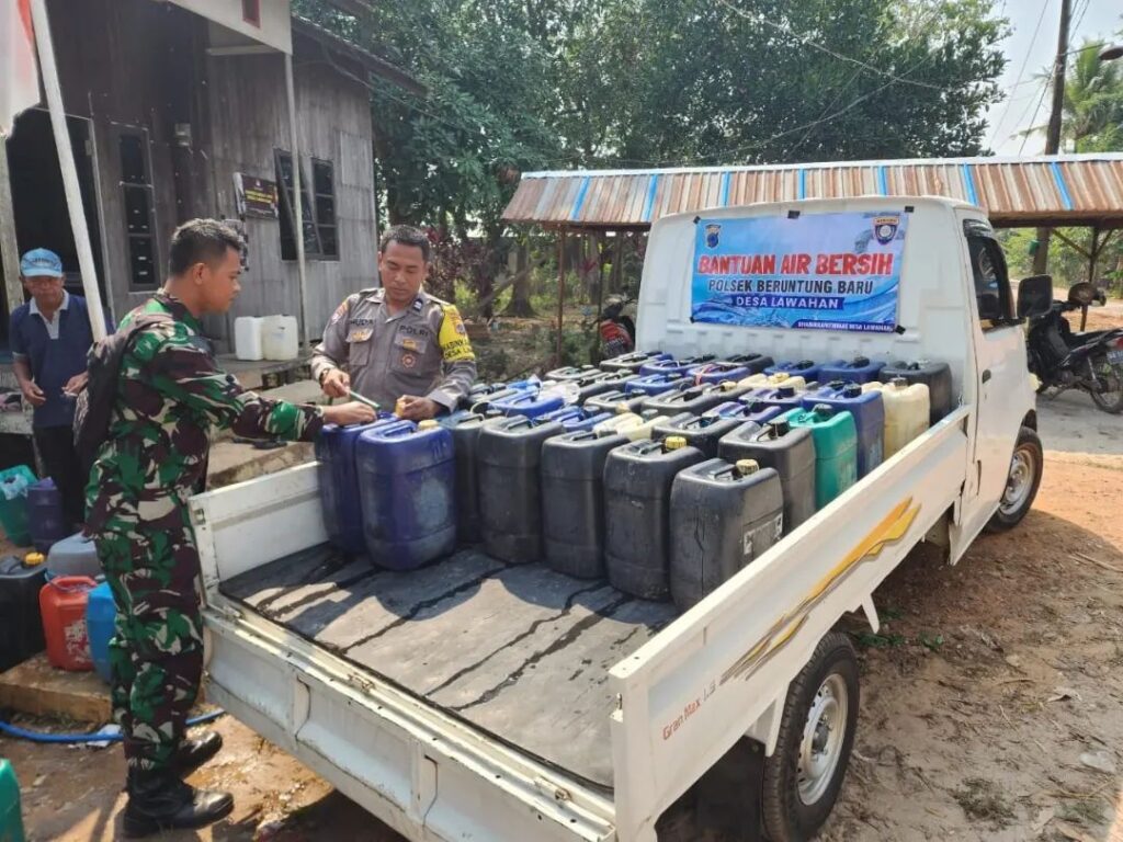 Bantu Masyarakat, Bhabinkamtibmas Dan Babinsa Kecamatan Beruntung Baru Banjarbaru Bagikan Air Bersih