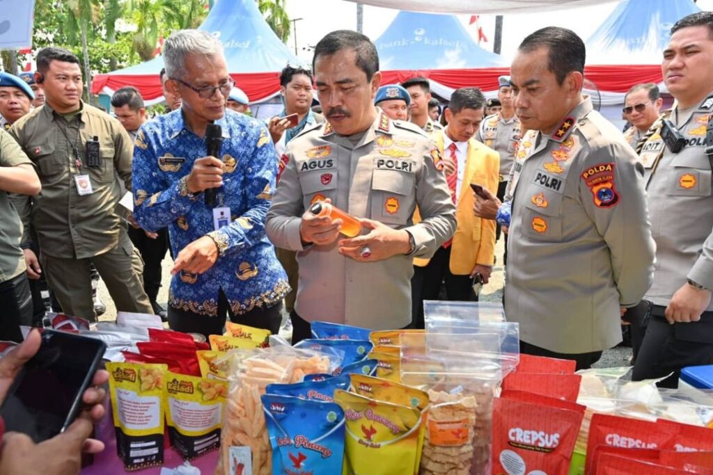 Tak Hanya Meninjau Bazar UMKM Dan Pasar Murah Kalsel, Wakapolri Berbagi Sembako Dan Bantuan Kursi Roda Serta Tongkat Kepada Masyarakat