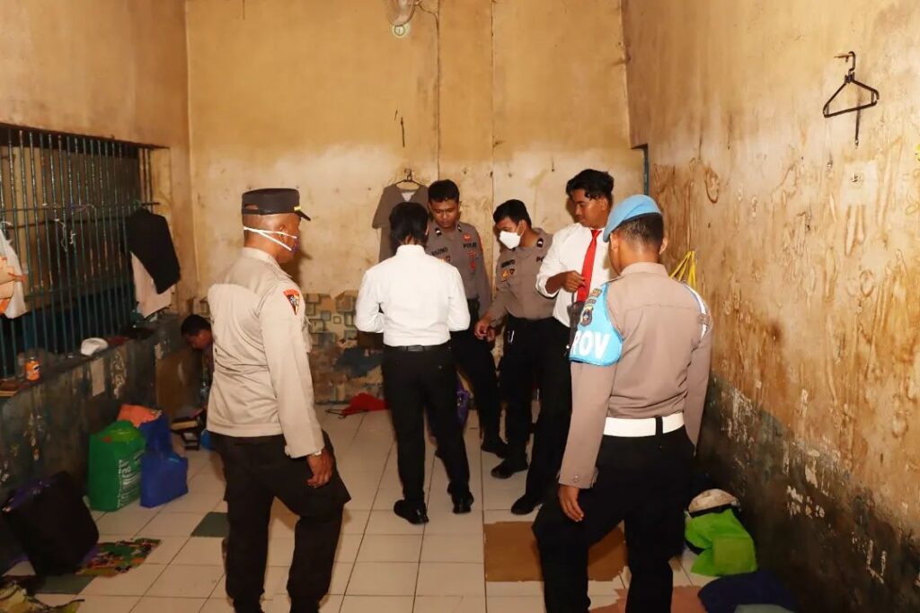 Pimpin Pengecekan Ruang Tahanan, Kasat Tahti Polres Banjarbaru Periksa Setiap Sudut Untuk Memastikan Keamanan
