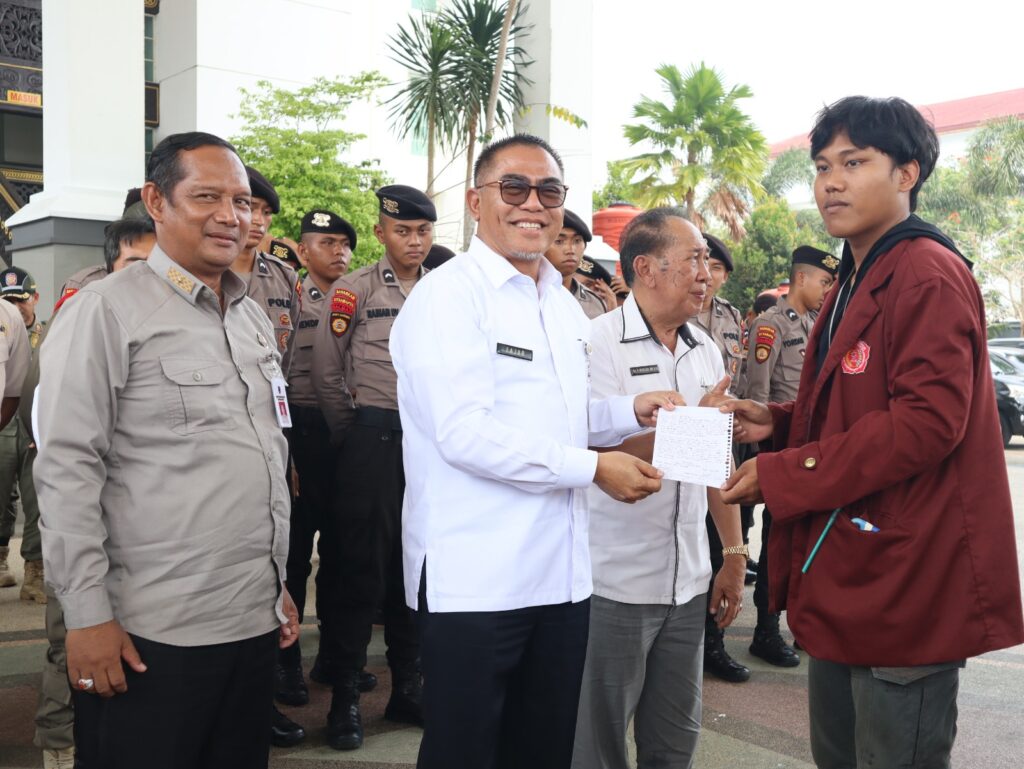Dikawal Pihak Kepolisian, Aksi Unras BEM Se-Kalsel di Kantor Gubernur Berjalan Kondusif