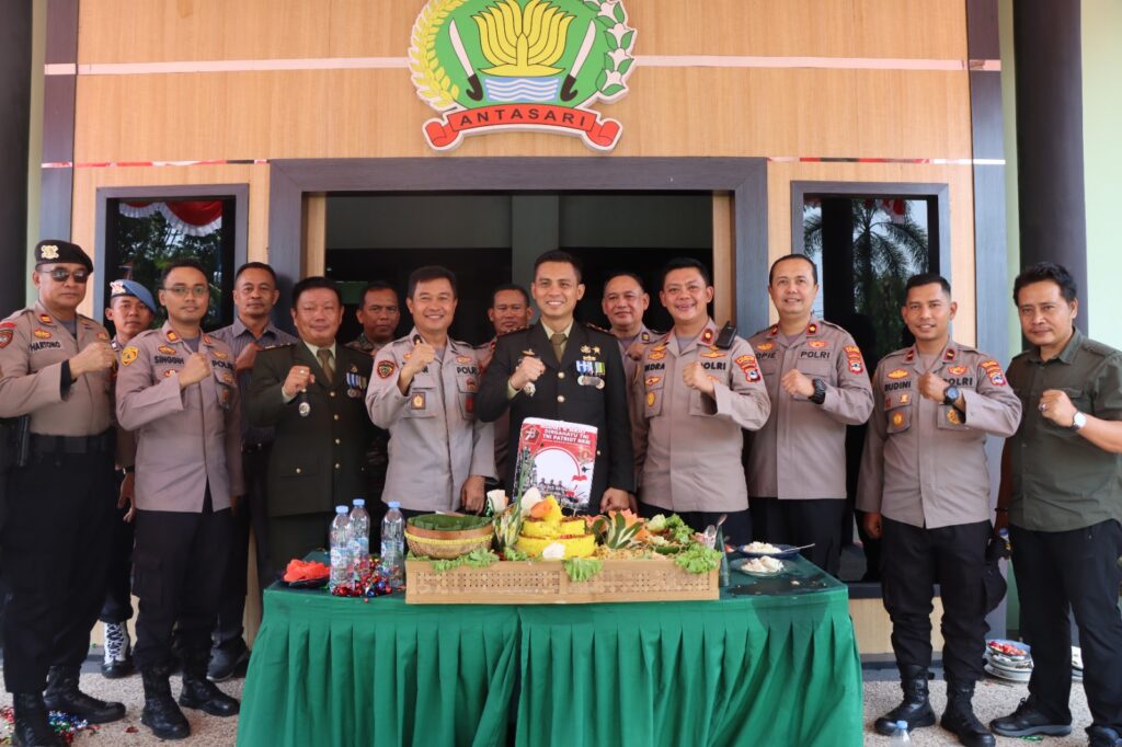 Polres Banjarbaru Berikan Kejutan Spesial Ke Kodim 1006/Banjar Dalam Rangka HUT TNI Ke-78