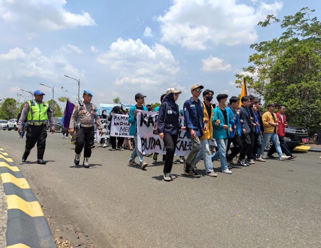 Polres Banjarbaru Kawal Penyampaian Aspirasi BEM Se-Kalimantan Selatan di Kantor Gubernur