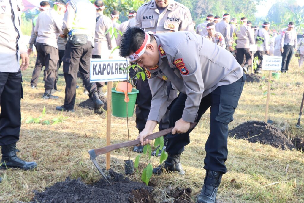 Aksi Penghijauan, Polres Banjarbaru Tanam 100 Pohon Trembesi Dalam Rangka HUT Ke-72 Humas Polri
