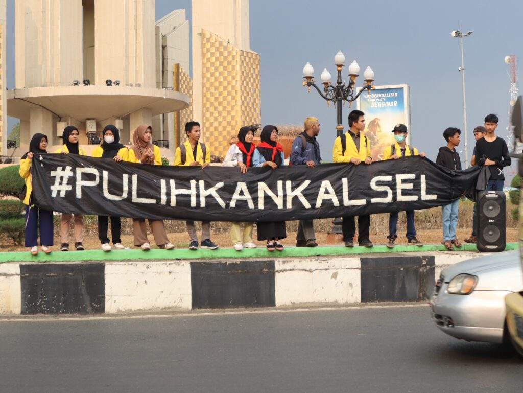 Peringati Hari Pangan Sedunia, Mapala Gramenia ULM Sampaikan Aspirasi Di Tugu Simpang Empat Banjarbaru