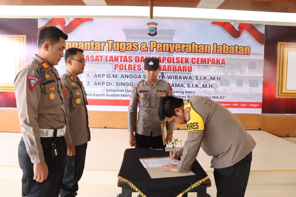 Diwarnai Isak Tangis, Kapolres Banjarbaru Lepas Kepindahan Dua Pejabat Utamanya