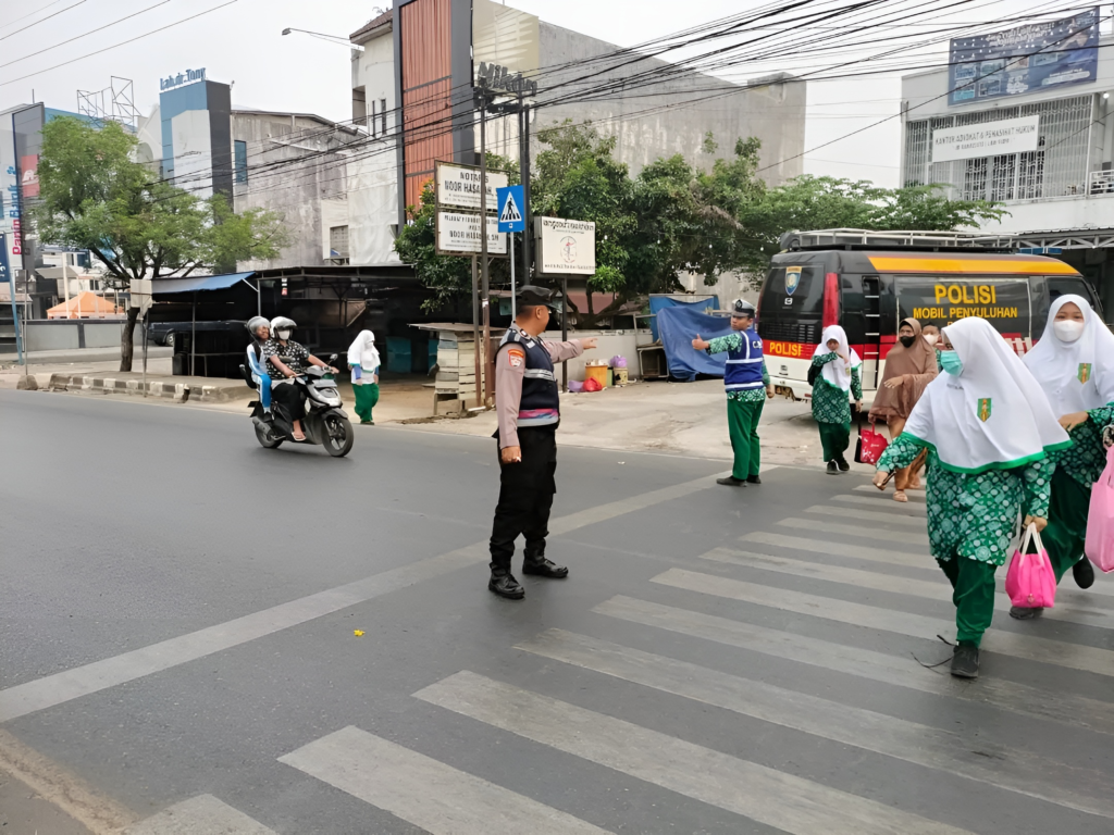 Pelayanan Prima Di Pagi Hari, Polres Banjarbaru Bersama PKS Bantu Anak Sekolah Menyeberang Jalan