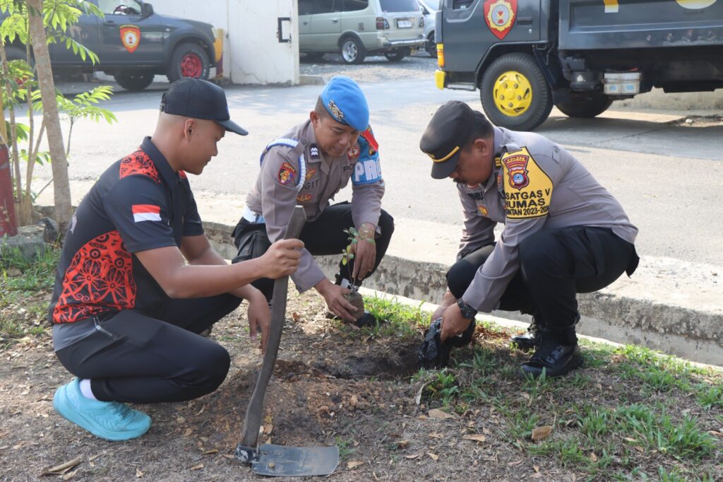 Lestarikan Lingkungan, Polres Banjarbaru Tanam Ratusan Bibit Pohon Di Sekitar Mako