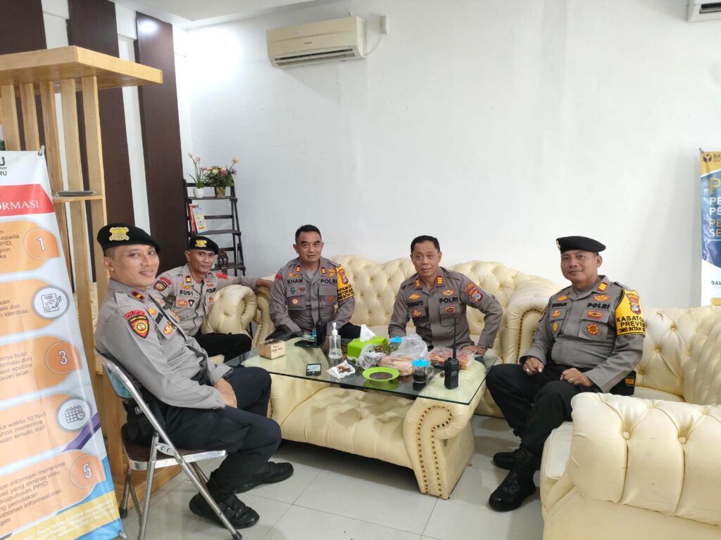 Kasat Samapta Polres Banjarbaru Laksanakan Pengecekan Dan Patroli Di Kantor KPU Serta Bawaslu