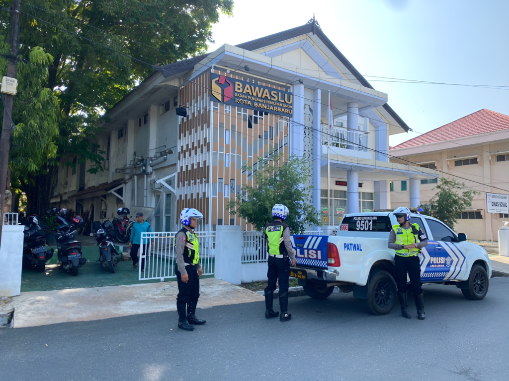 Sat Lantas Polres Banjarbaru Gelar Patroli Dialogis Di Kantor Bawaslu, KPU Dan Gudang Logistik