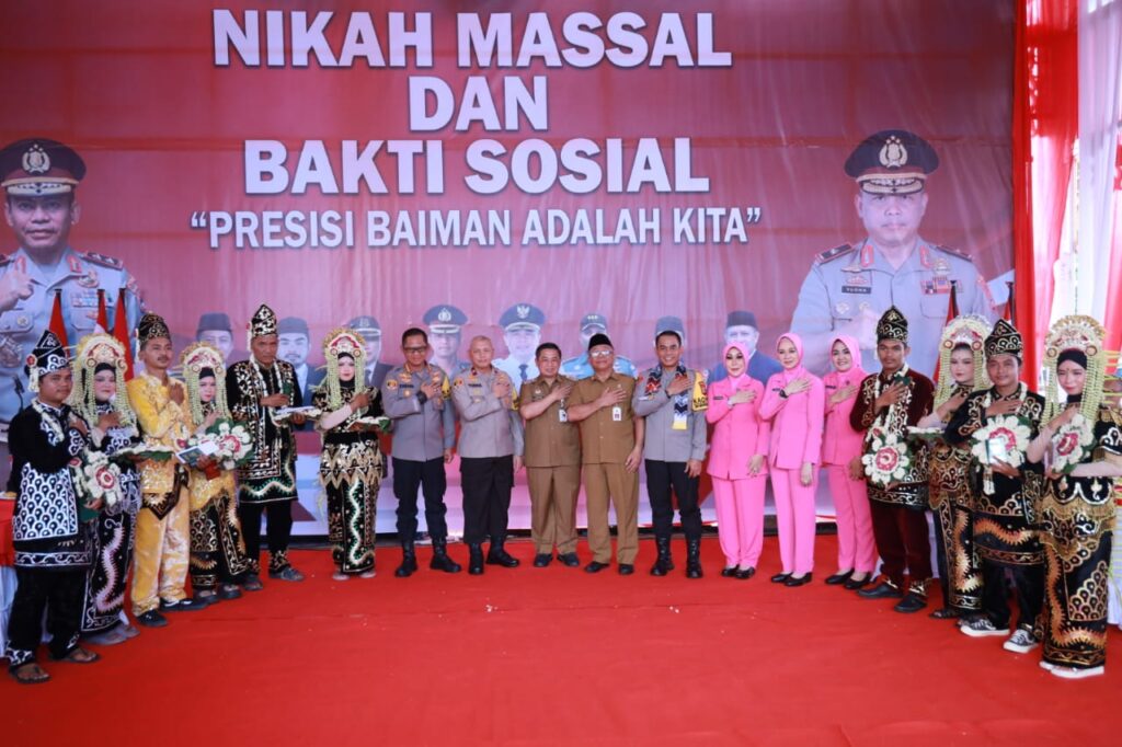 Kapolda Kalsel Irjen Pol Andi Rian Lepas Ratusan Pasangan Nikah Massal dan Bagikan Bantuan Sosial di Banjarmasin