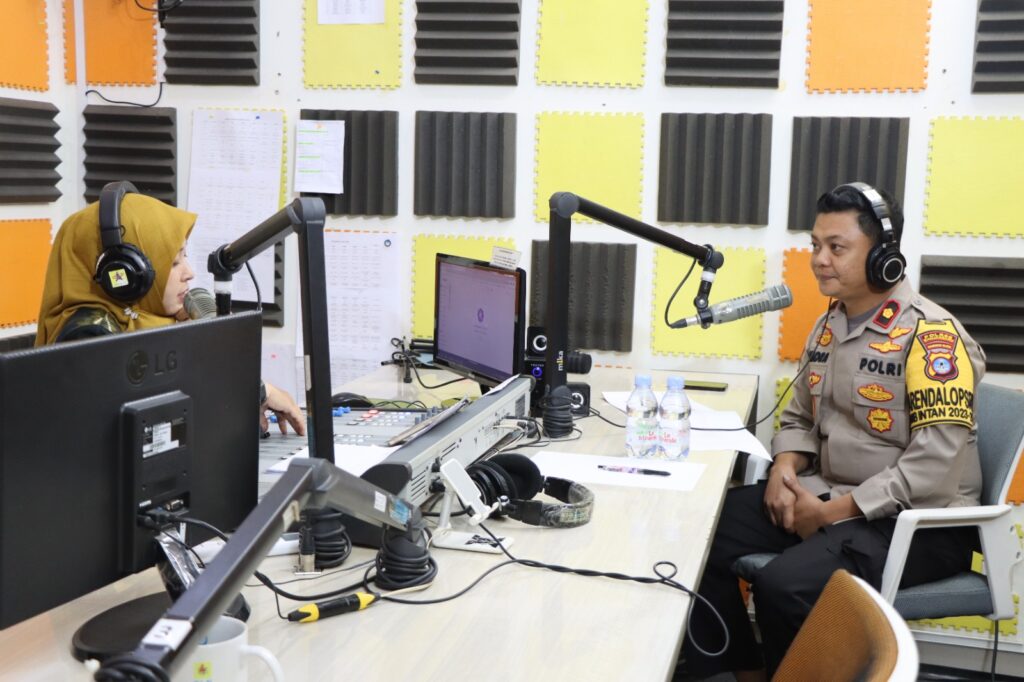 Jadi Narasumber Di Radio, Kabag Ops Polres Banjarbaru Berikan Tips Praktis Hindari Hoax
