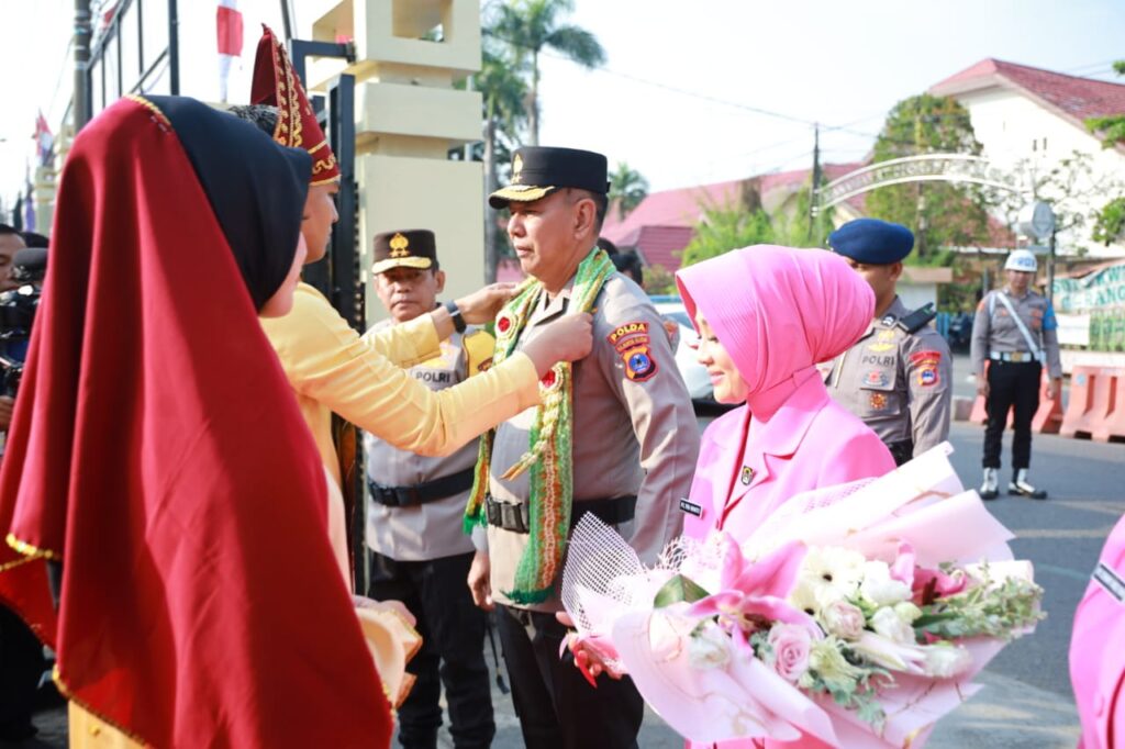 Jajar Kehormatan Sambut Kedatangan Kapolda Kalsel Irjen Pol Winarto