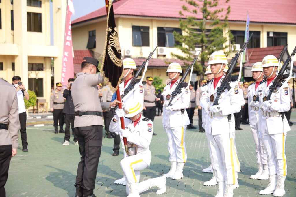 Irjen Pol Andi Rian Serahkan Pataka Polda Kalsel Ke Irjen Pol Winarto