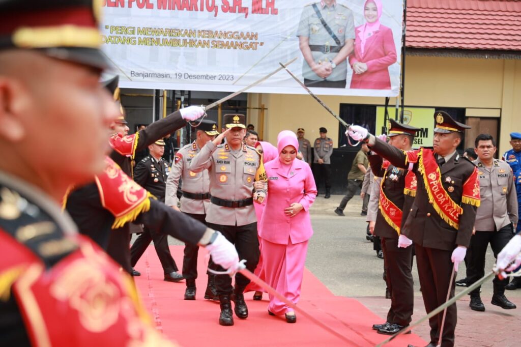 Tradisi Pengantaran Irjen Pol Andi Rian Djajadi, S.I.K., M.H. Dengan Pedang Pora di Polda Kalsel