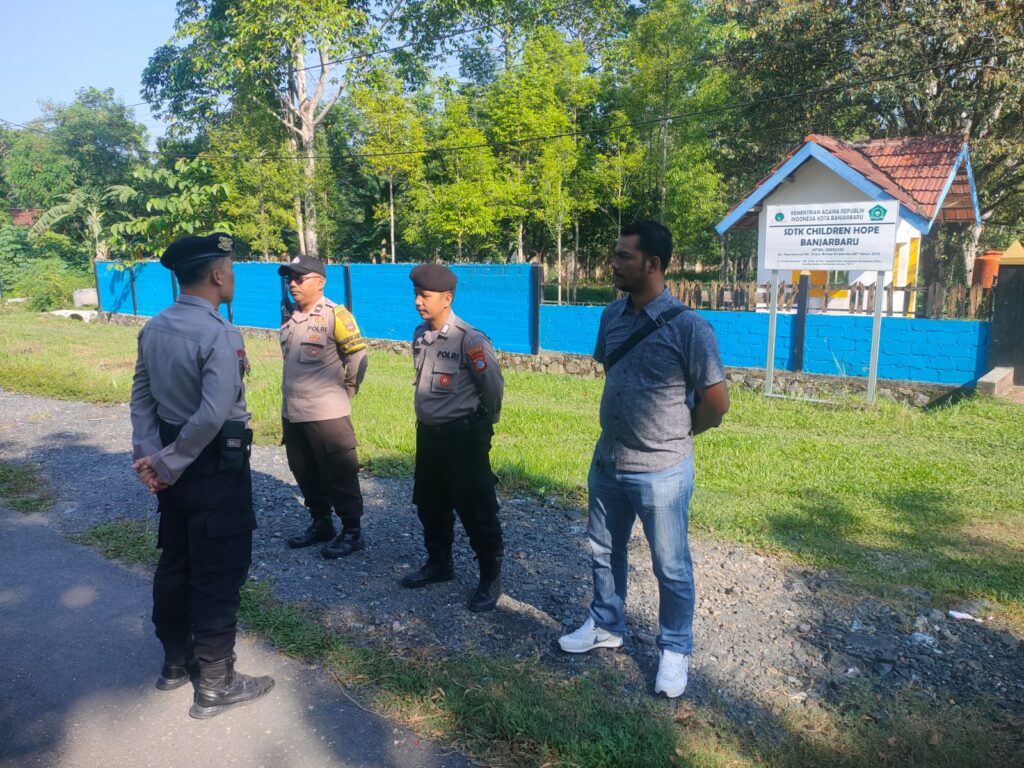 Petugas Polres Banjarbaru Melaksanakan Pengamanan Pada Kegiatan Kampanye Di Loktabat Utara