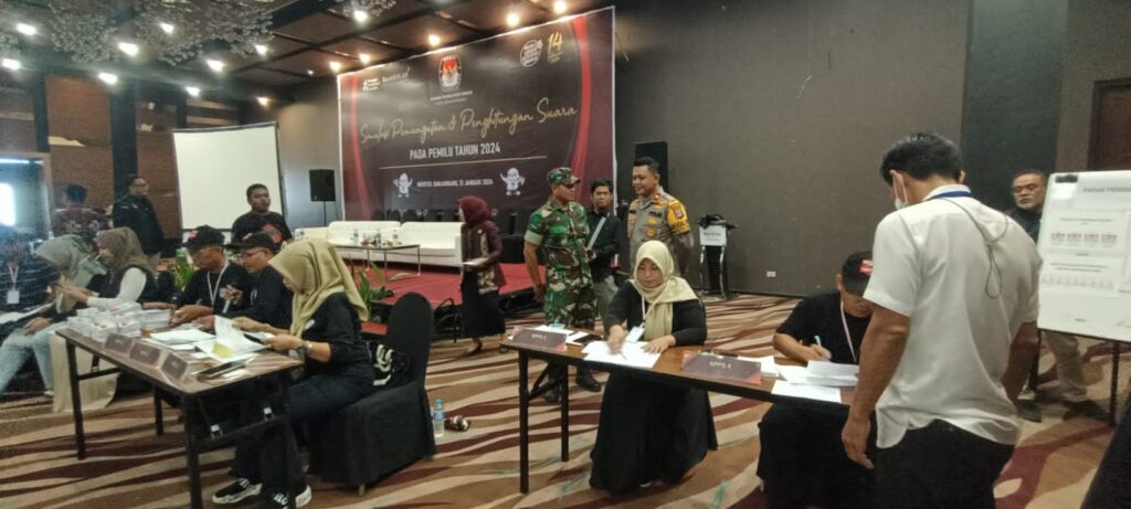 Kabag Ops Polres Banjarbaru Hadiri Simulasi Pemungutan dan Penghitungan Suara Pemilu 2024