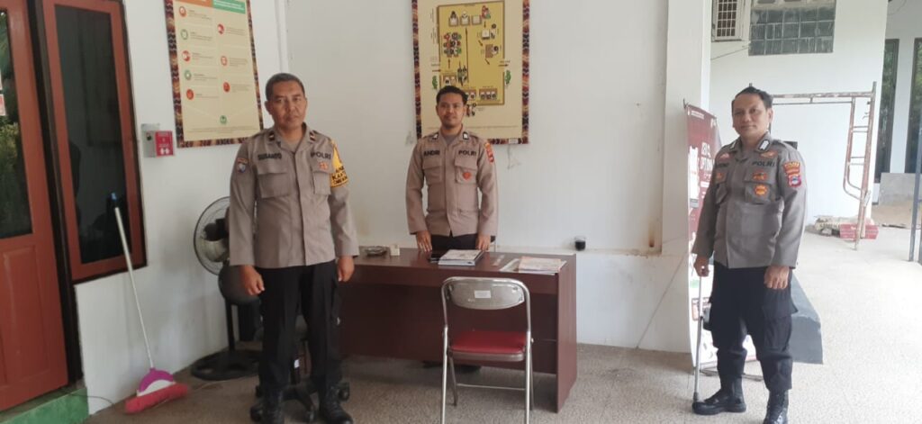 Personel Polres Banjarbaru Lakukan Pengamanan Kantor KPU, Gudang Logistik, Dan Bawaslu