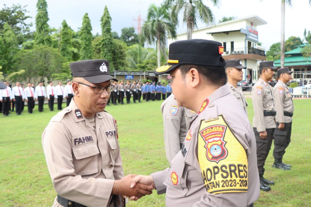 Pimpin Upacara Hari Kesadaran Nasional, Kapolres Banjarbaru Turut Berikan Penghargaan Kepada Personelnya Yang Berprestasi