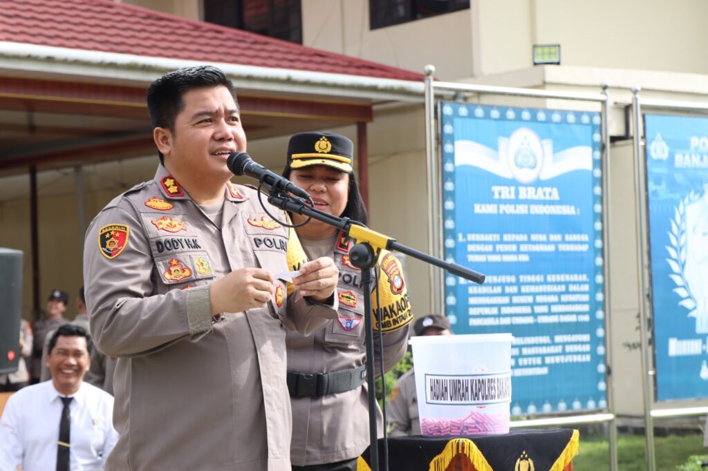 Bentuk Apresiasi Dan Penghargaan, Kapolres Banjarbaru Berangkatkan 4 Personelnya Ke Tanah Suci