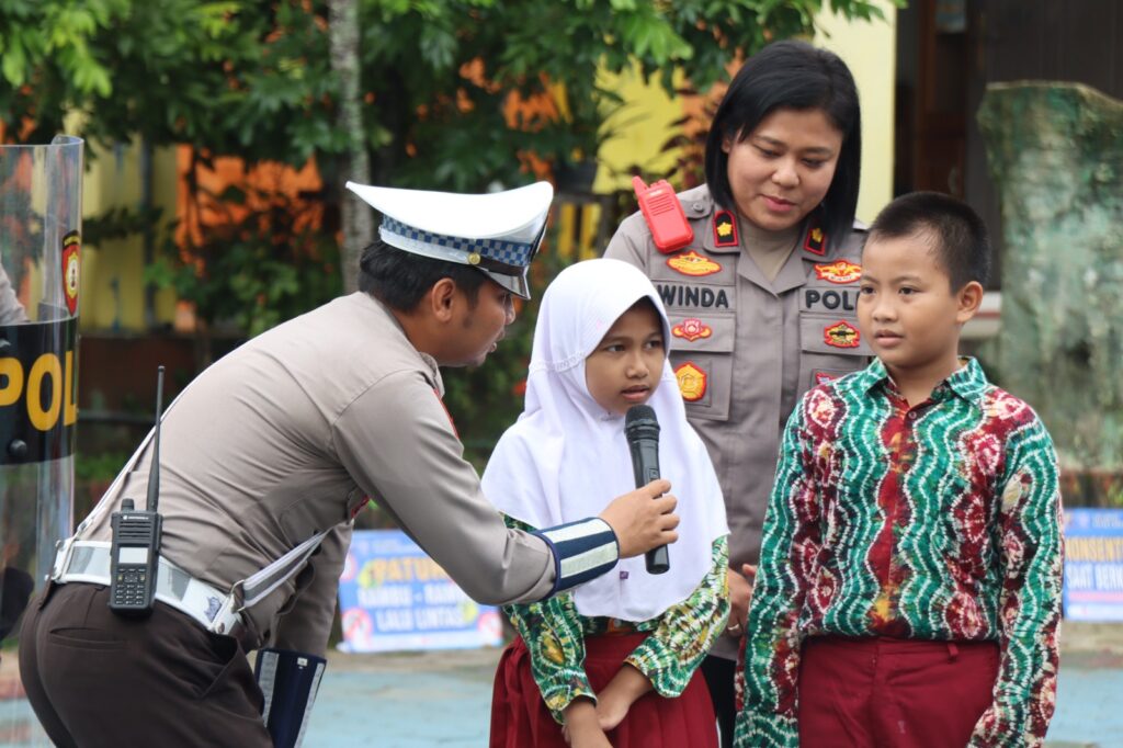 Wakapolres Banjarbaru Laksanakan Program “Police Goes to School” Di SDN 2 Komet