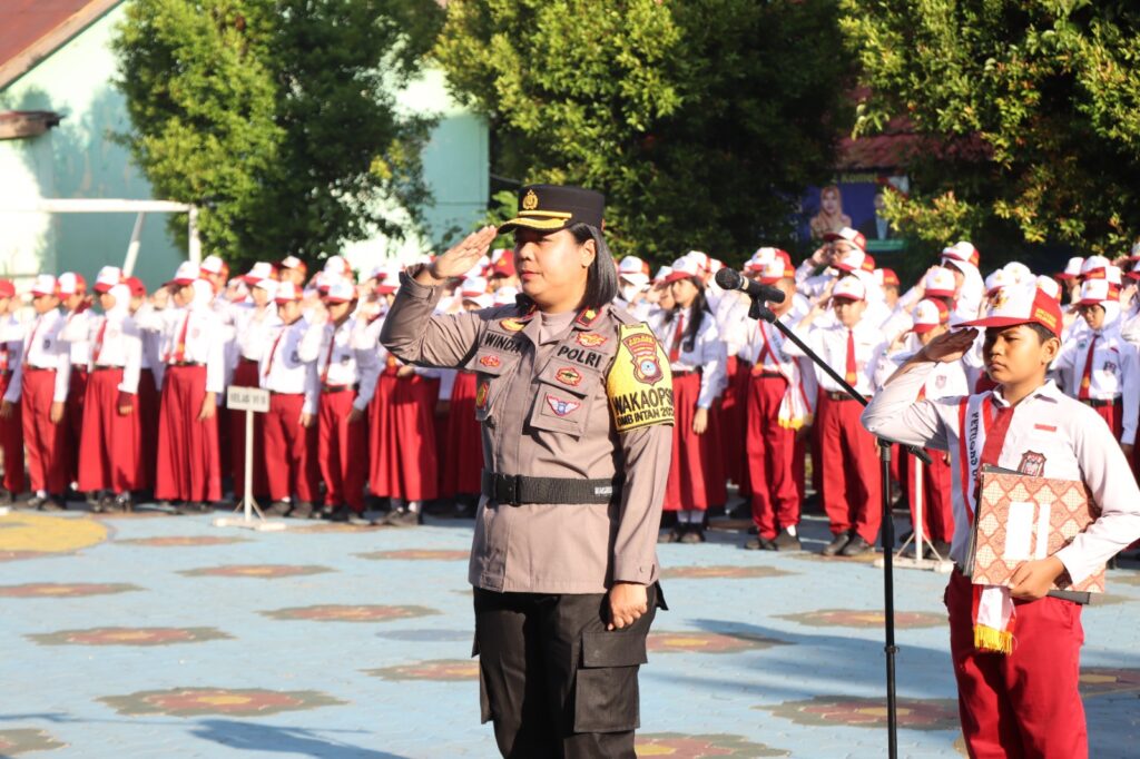 Jadi Pembina Upacara di SDN 2 Komet, Wakapolres Banjarbaru Ingatkan Siswa Tentang Bahaya Bullying