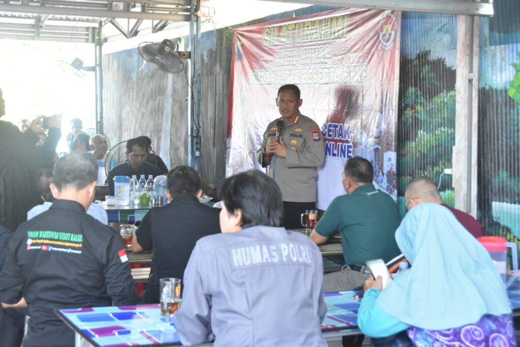 Silaturahmi Hangat Kabid Humas Polda Kalsel Kombes Pol Adam Erwindi dan Wartawan Media