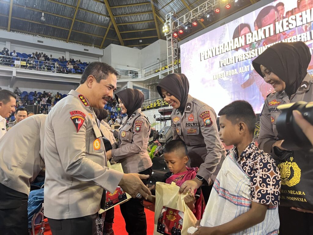 Wakapolri Tinjau Bakti Sosial dan Bakti Kesehatan di Batam