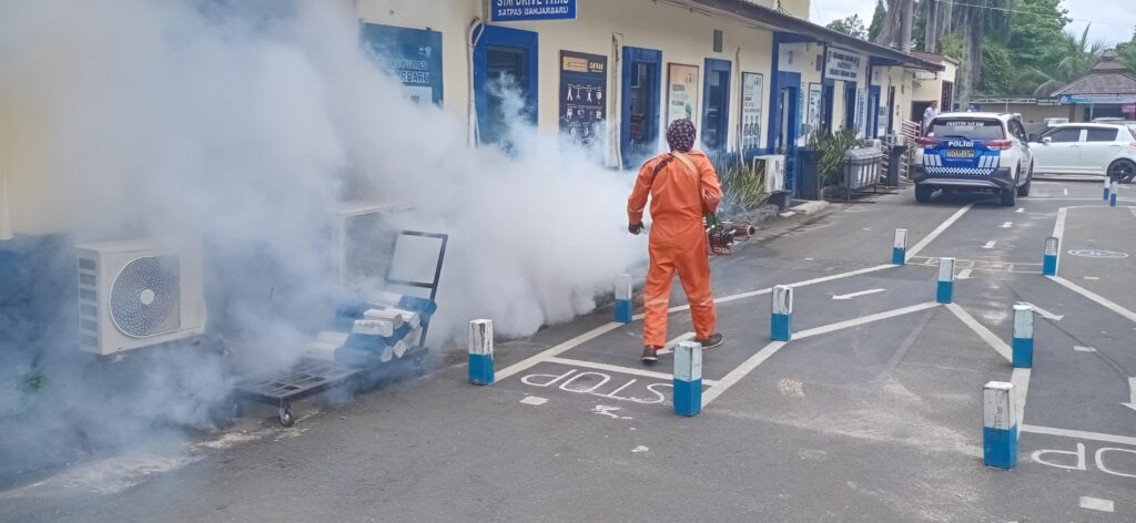 Jelang Pengamanan TPS, Polres Banjarbaru Lakukan Fogging Untuk Antisipasi Penyebaran DBD