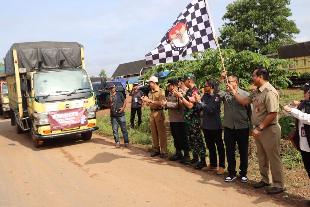 Kapolres Banjarbaru Hadiri Pelepasan Distribusi Logistik Pemilu 2024