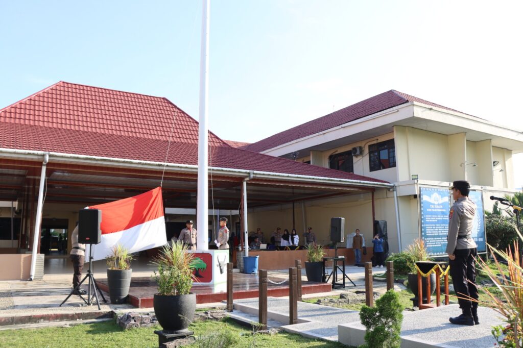 Polres Banjarbaru Gelar Upacara Bendera Hari Kesadaran Nasional 2024
