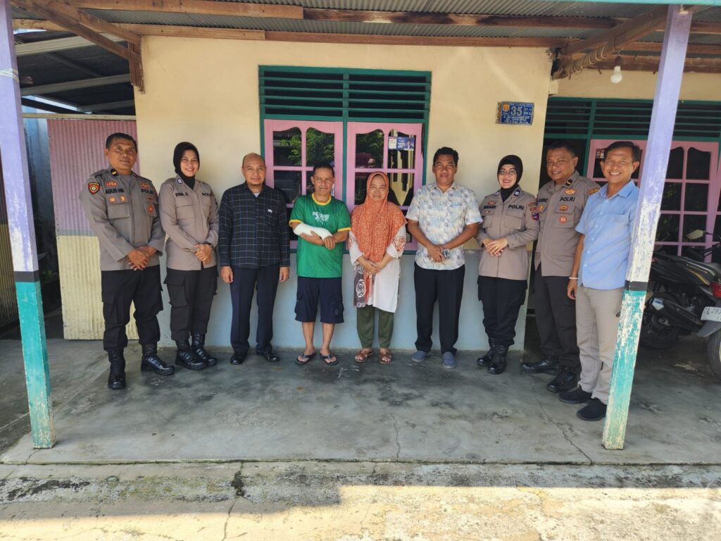 Wujud Kepedulian, Polres Banjarbaru Besuk Anggota KPPS Yang Sakit Usai Bertugas Di Pemilu 2024