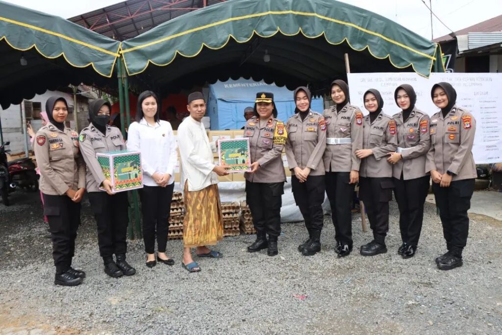 Pengurus Bhayangkari Cabang Banjarbaru dan Polwan Turun Langsung Kunjungi Korban Kebakaran Di Kecamatan Cempaka