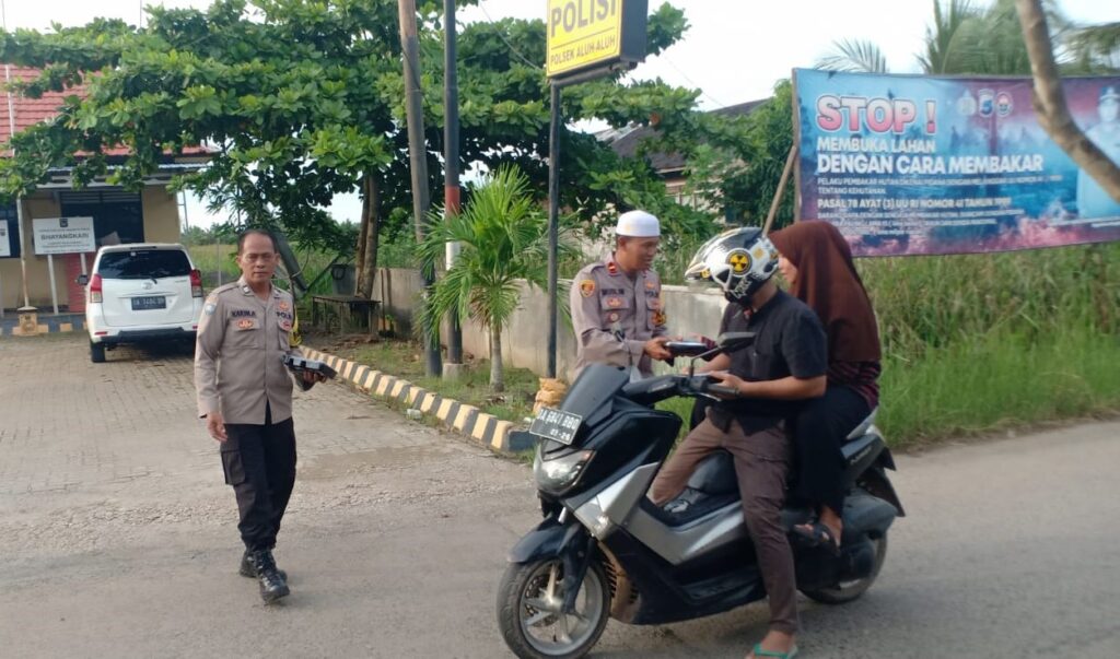 Polsek Aluh-Aluh Polres Banjarbaru Berbagi Takjil dan Makanan Berbuka Puasa